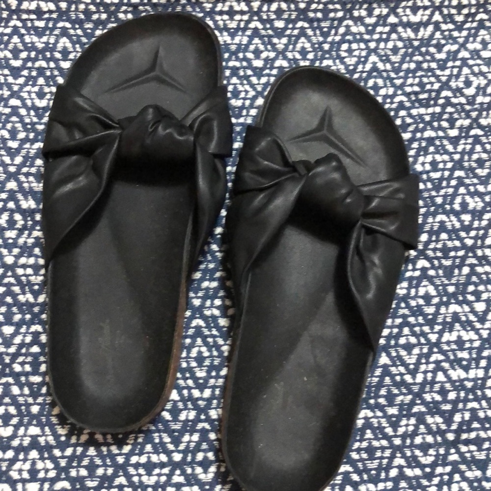 Universal Thread Sandals